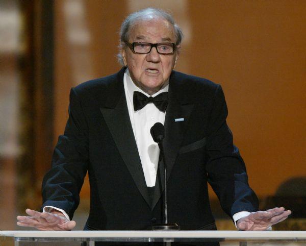 In this Feb. 22, 2004 photo, actor Karl Malden accepts the life ...