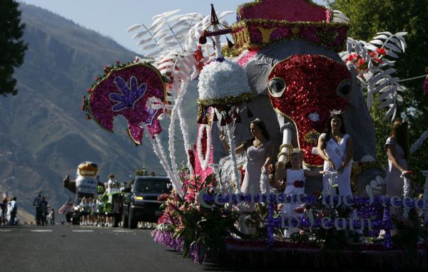 Payson - Payson Utah concludes their 80th anniversary of their Onion Days celebrations, kicking off their final day with a parade of 98 floats as thousands lined Main street on Labor Day morning.  Photo by Francisco Kjolseth/The Salt Lake Tribune 9/07/2009