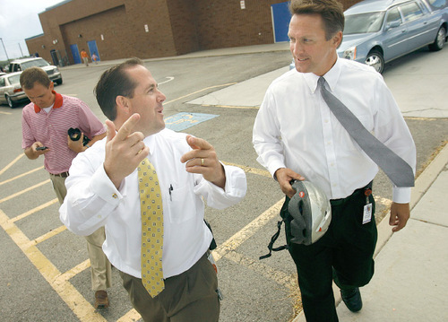 Scott Sommerdorf  l  The Salt Lake Tribune&#xA;Martin Bates, right the new Granite School District superintendent, speaks with Plymouth Elementary principal Tysen Fausett during a visit to the school in Taylorsville.