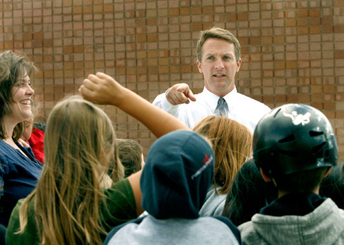 Scott Sommerdorf  l  The Salt Lake Tribune&#xA;Martin Bates, the new Granite School District superintendent speaks with 4th graders in Kim Hill's class during his visit to Plymouth Elementary.