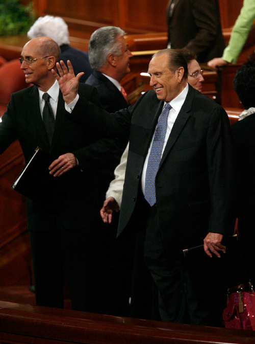 Francisco Kjolseth  |  The Salt Lake Tribune&#xA;President Thomas S. Monson waves to the crowd following the conclusion of the second session of the 180th semiannual General Conference on Saturday, Oct. 2, 2010.&#xA;Salt Lake City Oct. 2, 2010.