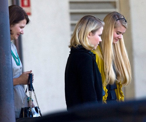 Al Hartmann  |  The Salt Lake Tribune&#xA;Lois Smart, left, Elizabeth Smart, center,  and Mary Katherine, right,  leave from the  back door of Frank Moss Federal Courthouse in Salt Lake City on Thursday November 4th.   The trial against Brian David Mitchell was stopped after about two hours.