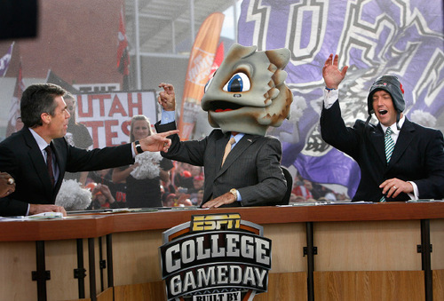 Scott Sommerdorf  l  The Salt Lake Tribune&#xA;Chris Fowler, (left), points at Lee Corso after he picked TCU to win the game and donned the TCU Horned Frog mascot head. Kirk Herbstreit at right chose Utah and wore a old-school 