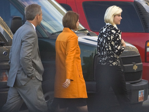 Al Hartmann  |  The Salt Lake Tribune  
  
Elizabeth Smart, right, with her mother and father, Lois and Ed Smart, walks from a parking lot to the side door of the federal courthouse in Salt Lake City on Thursday.