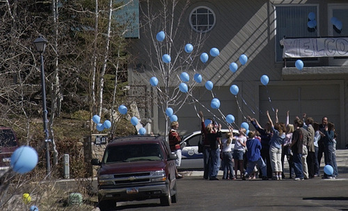 Trent Nelson  |  The Salt Lake Tribune

A crowd of maybe 20 friends and family hold balloons to welcome Elizabeth Smart home in March 2003.