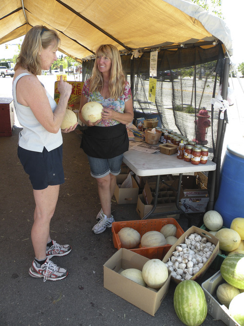 Erin Alberty | The Salt Lake Tribune
Customer Laurie Maggard and saleswoman Vicki Nelson select cantaloupes from a crop grown at an urban farm started this year at the Holladay Lions Recreation Center by Tagge's Famous Fruits.