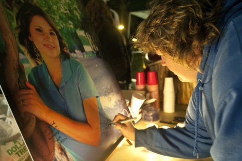 Tammy Giauque signs a portrait of Susan Powell during a candlelight vigil in  Ridgecrest Building in Puyallup, Wash in 2009. (Tribune file photo)

Photo by Chris Detrick | The Salt Lake Tribune