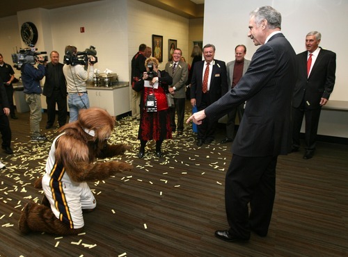 Steve Griffin  |  The Salt Lake Tribune


The Bear bows at the feet of Phil Johnson before the Utah Sports Hall of Fame banquet at EnergySolutions Arena in Salt Lake City, Utah Wednesday, November 16, 2011. Johnson along Jerry Sloan, Doug Toole, Natalie Williams and Annette Ausseresses were inducted into the hall of fame during the evenings activities.
