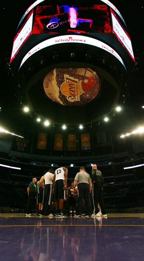 staples center clippers banners