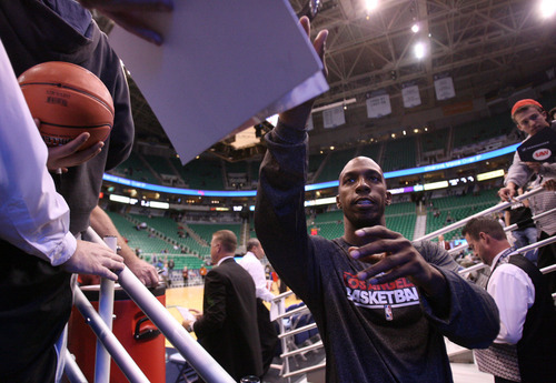Steve Griffin  |  The Salt Lake Tribune


Los Angeles Clipper Chauncey Billups sings autographs before game against the Utah Jazz and EnergySolutions Arena in Salt Lake City, Utah  Wednesday, February 1, 2012.