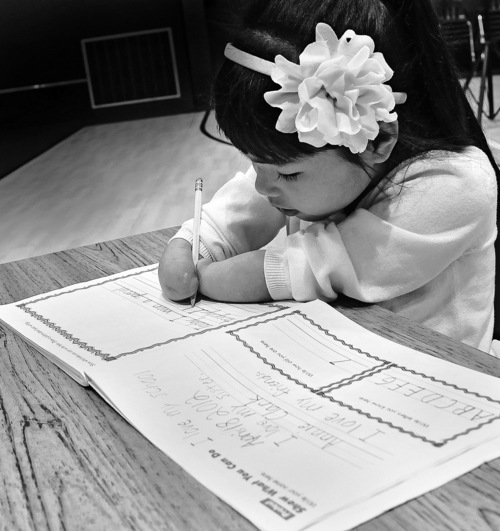 Girl Born Without Hands Wins Penmanship Award The Salt Lake Tribune