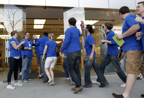 Al Hartmann  |  The Salt Lake Tribune
Gateway Apple Store employees in Salt Lake City applaud and give 