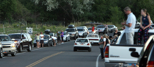 Steve Griffin | The Salt Lake Tribune


People park along roads in Alpine, Utah to get a closer look at a fire burning in the foothills Tuesday July 3, 2012.