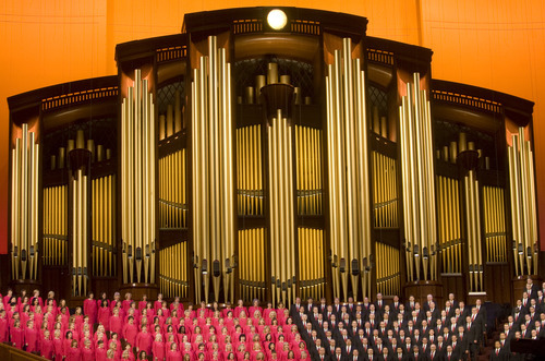 Kim Raff | The Salt Lake Tribune
The Mormon Tabernacle Choir sings during the Pioneer Day concert 