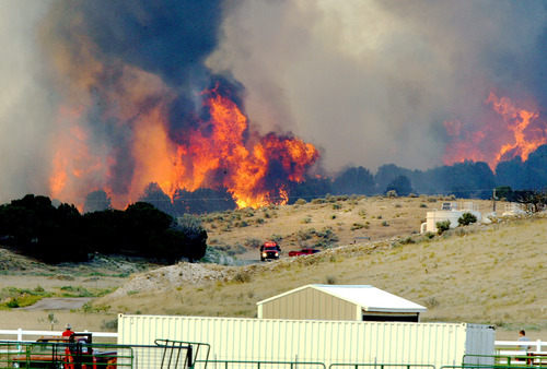 Steve Griffin | The Salt Lake Tribune


Anxious residents keep an eye on a wildfire that burns out of control near Camp Williams and Eagle Mountain, Utah Monday August 6, 2012.