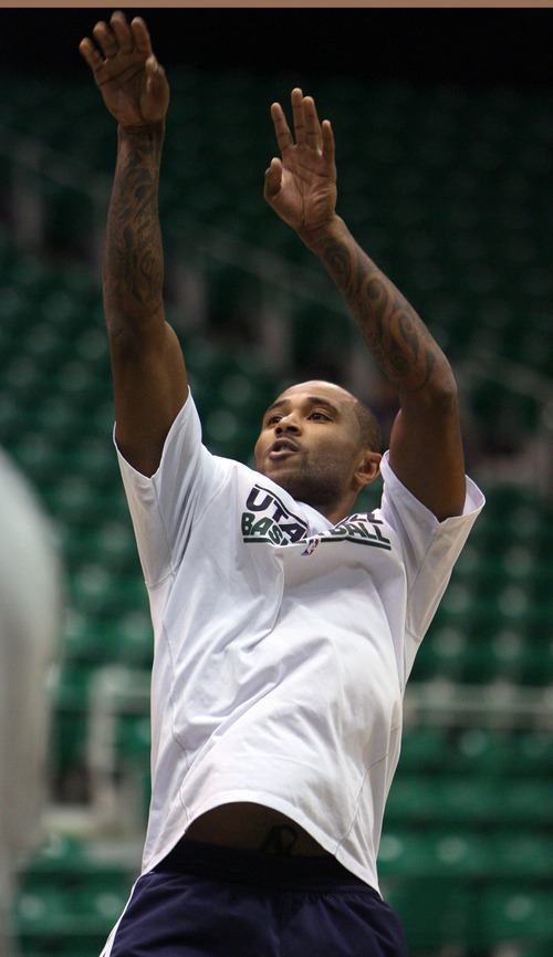 Steve Griffin | The Salt Lake Tribune


Jazz guard Mo Williams follows through on a shot as he warms up prior to the tip of the Jazz versus Mavericks game at EnergySolutions Arena  in Salt Lake City, Utah Wednesday October 31, 2012.