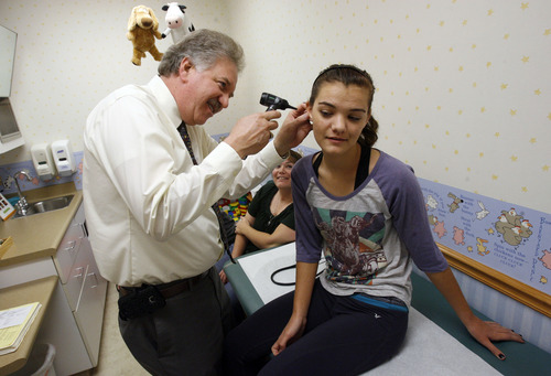 Francisco Kjolseth  |  The Salt Lake Tribune
Keith Ramsey, an osteopathic pediatrician in South Jordan, checks Kaylee Franklin, 16, of West Valley as her sister Jacquie Robb, left, and her mom Michelle Robb sit in on Monday, November 5, 2012. Osteopathic schools of medicine are eyeing Utah as ripe for competing alternatives to the U.'s medical school. But are osteopathic doctors the same as traditional MD's? Yes, says Keith Ramsey, an osteopathic pediatrician in South Jordan. Osteopaths have the same level of training and can write prescriptions and do surgery. The only difference is they're also trained in a form of manipulation similar to what chiropractors use. But Ramsey, who works with children, rarely uses manipulation.