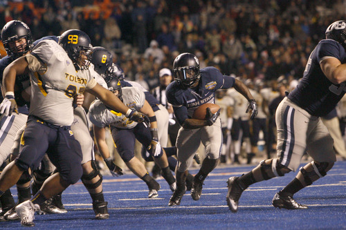 Chris Detrick  |  The Salt Lake Tribune
Utah State Aggies running back Kerwynn Williams (25) runs of for a touchdown during the fourth quarter of the Famous Idaho Potato Bowl at Bronco Stadium Saturday December 15, 2012.  The Aggies beat the Rockets, 41-15.