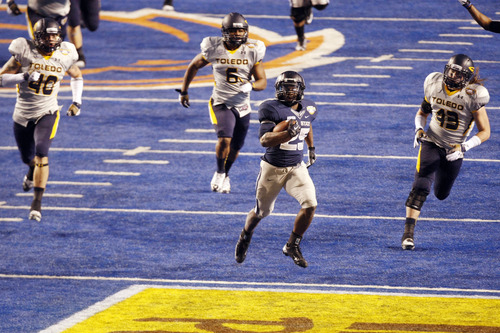 Chris Detrick  |  The Salt Lake Tribune
Utah State Aggies running back Kerwynn Williams (25) runs the ball into the end zone for a touchdown during the Famous Idaho Potato Bowl at Bronco Stadium Saturday December 15, 2012.  Williams' touchdown brought the score to 20-9.