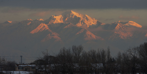 Steve Griffin | The Salt Lake Tribune


The peaks of the Wasatch Range rise above the Salt Lake Valley smog as they catch the last sun rays of the day Tuesday January 15, 2013.