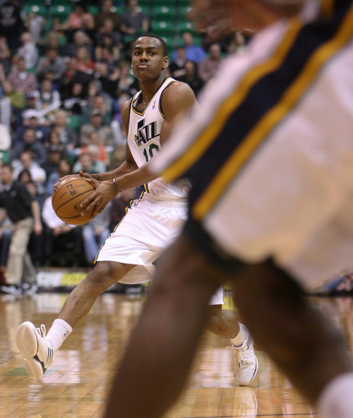 Steve Griffin | The Salt Lake Tribune


Utah's Alec Burks runs the offense from the point guard position during first half action in the Utah Jazz versus the Milwaukee Bucks basketball game at EnergySolutions Arena in Salt Lake City, Utah Wednesday February 6, 2013.