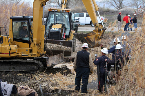 Francisco Kjolseth  |  The Salt Lake Tribune
Crews continue their work to repair a Chevron pipeline leak between Willard Bay North Marina and Interstate 15, on Wednesday, March 20, 2013. The leak which was detected on Monday was on a pipe built in the 1950s that runs up to Idaho.
