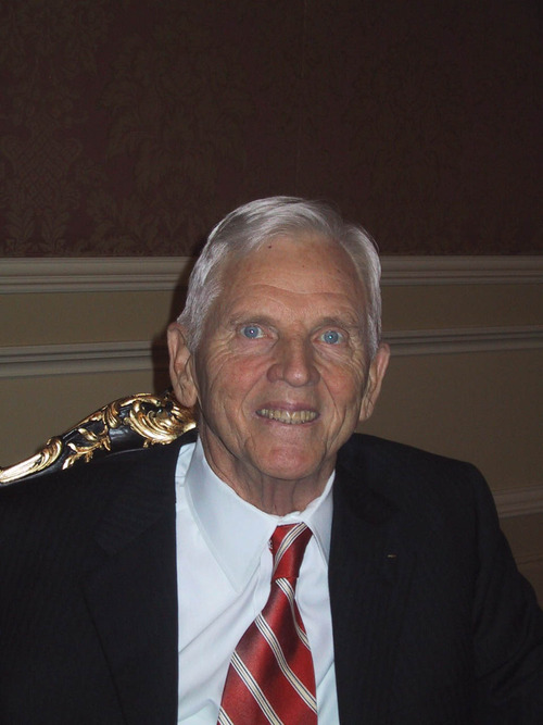 Earl Holding is honored with the Deseret Foundation's Heart and Lung Research Foundation's 2004 Legacy of Life Award at Grand America Hotel. Tribune file photo.
