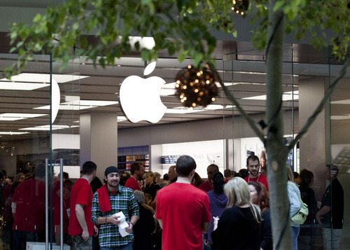 Lennie Mahler  |  The Salt Lake Tribune
Shoppers collect free T-shirts as they enter the Apple store during its grand opening at City Creek Center mall in downtown Salt Lake City on Saturday, Nov. 17, 2012.