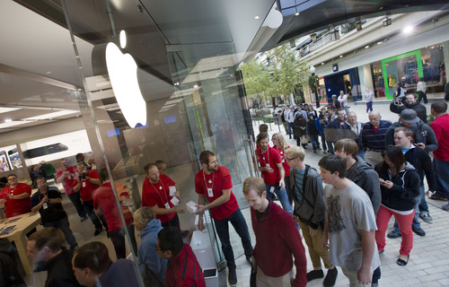 Lennie Mahler  |  The Salt Lake Tribune
Shoppers file into the new Apple store during its grand opening at City Creek Center mall in downtown Salt Lake City on Saturday, Nov. 17, 2012. Apple employees cheered on customers and handed out free T-shirts.