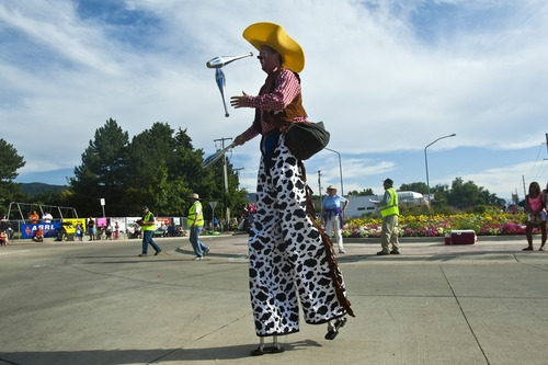 Chris Detrick  |  The Salt Lake Tribune
A clown on stilts juggles during the 62nd annual Bountiful Handcart Days Grand Parade Tuesday July 23, 2013.