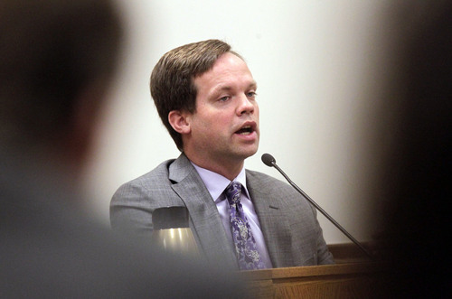 Dr. David Cragun, a cardiology specialist, gives testimony in the Martin MacNeill murder trial in Provo, Utah, Friday Nov. 1, 2013.  The murder trial of  the Utah doctor charged in his wife's death resumed Friday with testimony from medical experts about how they believe the 50-year-old woman died. (AP Photo/The Salt Lake Tribune, Al Hartmann, Pool)