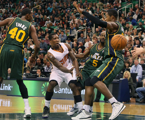 Scott Sommerdorf   |  The Salt Lake Tribune
Phoenix's Eric Bledsoe slips a pass past Utah C Derrick Favors during first half play, at Energy Solutions Arena, Friday November 29, 2013. Phoenix held a 62-51 lead over the Jazz at the half.