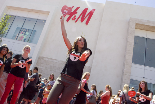 Keith Johnson | The Salt Lake Tribune

H&M employee Maddy Bramhall entertains the hundreds of people waiting in line at the grand opening of the new H&M clothing store at Station Park in Farmington, Utah. The store is the third and largest H&M in Utah.