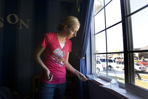 Paul Fraughton  |  The Salt Lake Tribune
Brittany Bennett removes shards of glass from her front window that was blown in from the force of the explosion at the nearby Silver Eagle refinery in Woods Cross on Wednesday, Nov. 4, 2009.
