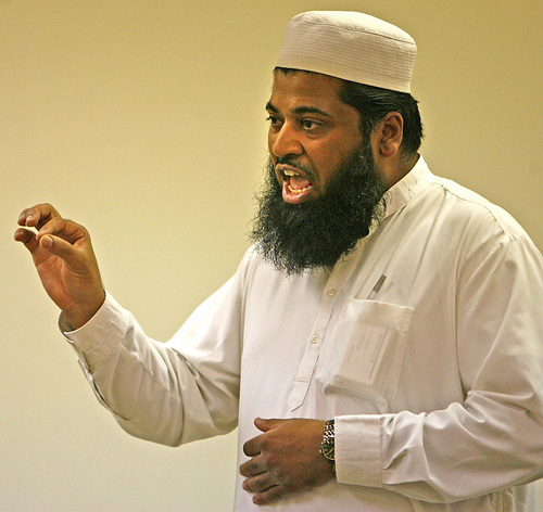 (Tribune file photo) Imam Shuaib Din  talks to his congregation at a service at the Utah Islamic Center in Sandy in 2007.