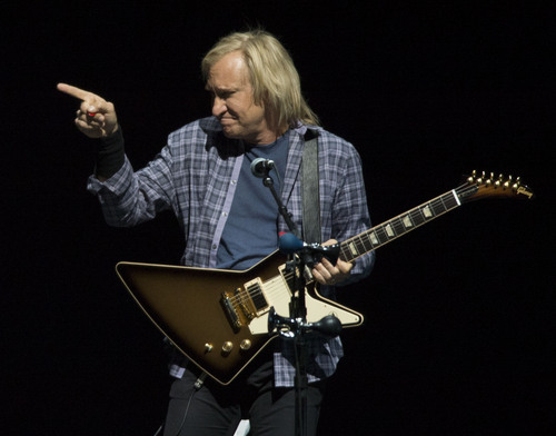 Steve Griffin  |  The Salt Lake Tribune


Joe Walsh points to the other band members as they acknowledge the crowd following a song during the History of the Eagles Tour at EnergySolutions Arena in Salt Lake City, Tuesday, Sept. 2, 2014.