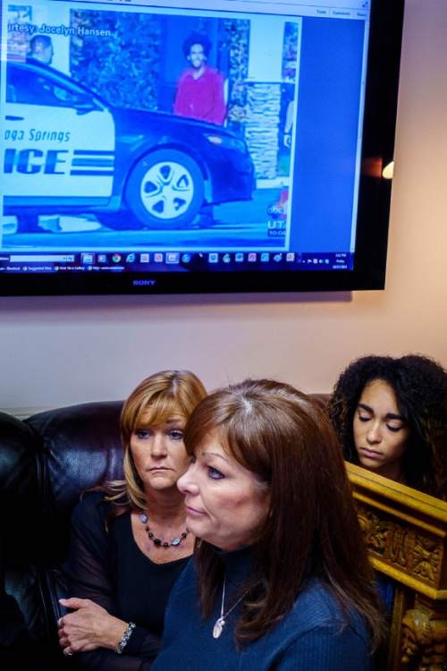Trent Nelson  |  The Salt Lake Tribune
Darrien Hunt's mother Susan Hunt, center, speaks at a press conference in Salt Lake City, Friday October 17, 2014. An autopsy report released Friday says Darrien Hunt was shot several times in the back by Saratoga Springs police officers chasing him. At left is Cindy Moss (Darrien's aunt) and at right, Aliya Hunt (Darrien's sister).