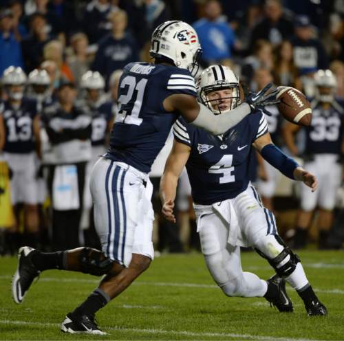 Steve Griffin  |  The Salt Lake Tribune


BYU Cougars quarterback Taysom Hill (4) pitches the ball to BYU Cougars running back Jamaal Williams (21) in the second half of the  game between BYU and Houston and LaVell Edwards Stadium in Provo, Thursday, September 11, 2014.