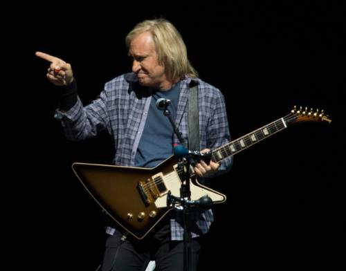 Steve Griffin  |  The Salt Lake Tribune


Joe Walsh points to the other band members as they acknowledge the crowd following a song during the History of the Eagles Tour at EnergySolutions Arena in Salt Lake City, Tuesday, September 2, 2014.