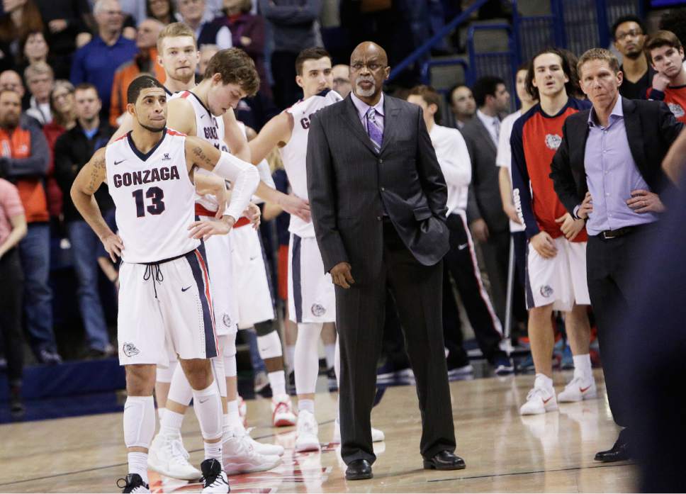 From left to right. Gonzaga's Josh Perkins, Domantas Sabonis, Kyle Wiltjer, Kyle Dranginis, assistant coach Donny Daniels and head coach Mark Few look on toward the end of regulation during the second half of an NCAA college basketball game against BYU, Thursday, Jan. 14, 2016, in Spokane, Wash. BYU won 69-68. (AP Photo/Young Kwak)