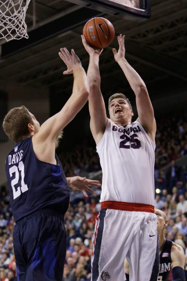Gonzaga's Ryan Edwards (25) shoots against BYU's Kyle Davis (21) during the first half of an NCAA college basketball game, Thursday, Jan. 14, 2016, in Spokane, Wash. (AP Photo/Young Kwak)