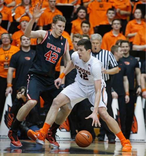 Utah's Jakob Poeltl, left, guards Oregon State's Drew Eubanks during the first half of an NCAA college basketball game in Corvallis, Ore., on Thursday, Feb. 4, 2016. (AP Photo/Timothy J. Gonzalez)