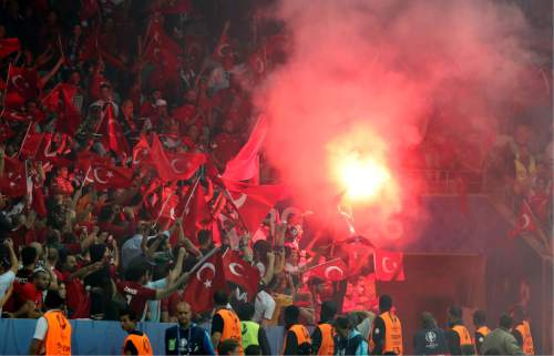 Soccer Fireworks Flare Up As Threat To Games Fans At Euro 16 The Salt Lake Tribune