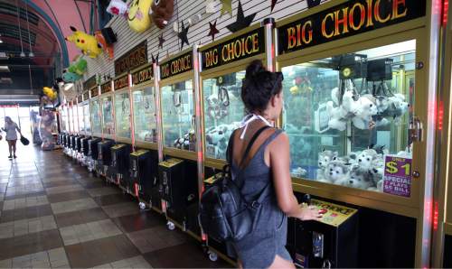 arcade game claw stuffed animals