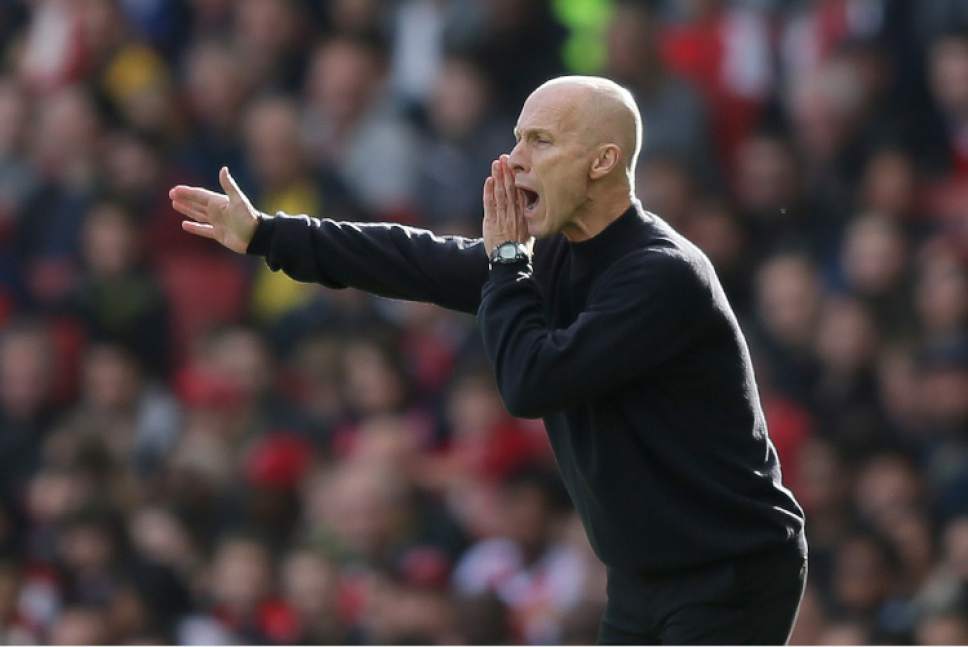 Swansea manager Bob Bradley looks across the pitch during the English Premier League soccer match between Arsenal and Swansea City at The Emirates Stadium in London, Saturday Oct. 15, 2016. (AP Photo/Tim Ireland)