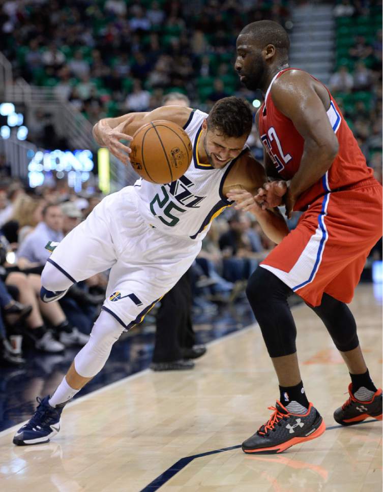 Francisco Kjolseth | The Salt Lake Tribune
Utah Jazz guard Raul Neto (25) is pressured by Los Angeles Clippers guard Raymond Felton (2) at Vivint Smart Home Arena on Monday, Oct. 17, 2016, before a Jazz win of 104-78.