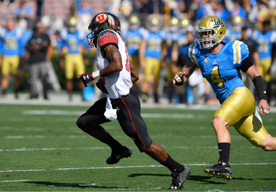 Utah wide receiver Cory Butler-Byrd, left, runs back the opening kick-off for a touchdown as UCLA linebacker Cameron Judge gives chase during the first half of an NCAA college football game against UCLA, Saturday, Oct. 22, 2016, in Pasadena, Calif. (AP Photo/Mark J. Terrill)