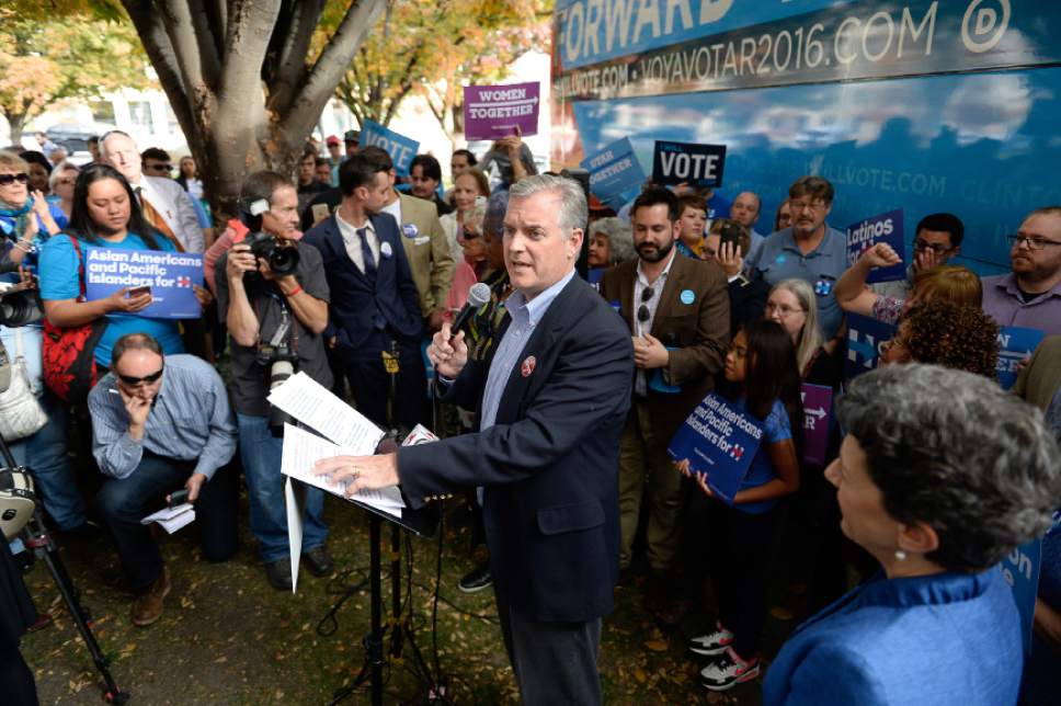 Francisco Kjolseth | The Salt Lake Tribune
Peter Coroon, Democratic State Party Chair in Utah, welcomes Donna Brazile, chairwoman of the DNC, during a rally stop at the Salt Lake City and County building to speak in support of Hillary Clinton and other Democrats running for office on Thursday, Oct. 27, 2016.