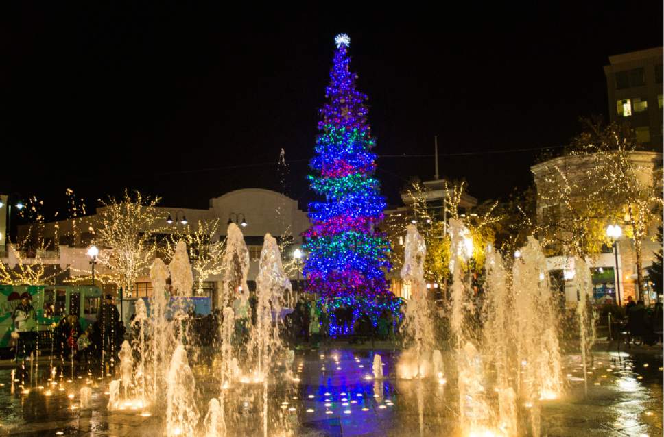 Gateway Mall lights 62foot Christmas tree The Salt Lake Tribune