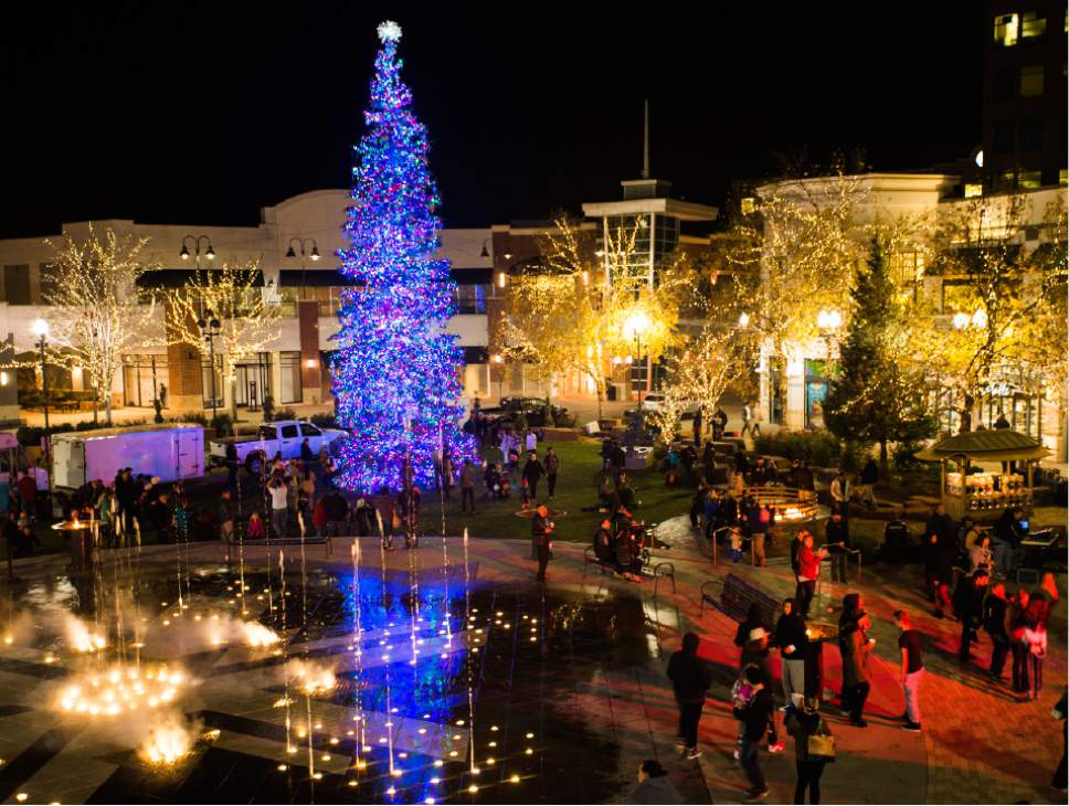 Gateway Mall lights 62foot Christmas tree The Salt Lake Tribune